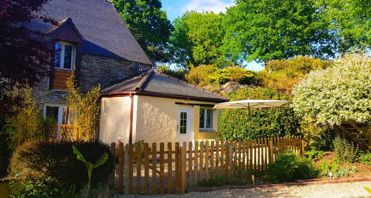 Le Vieux Moulin Gites - A Charming Stone Cottage With Garden View And Seasonal Pool Guégon Exterior photo